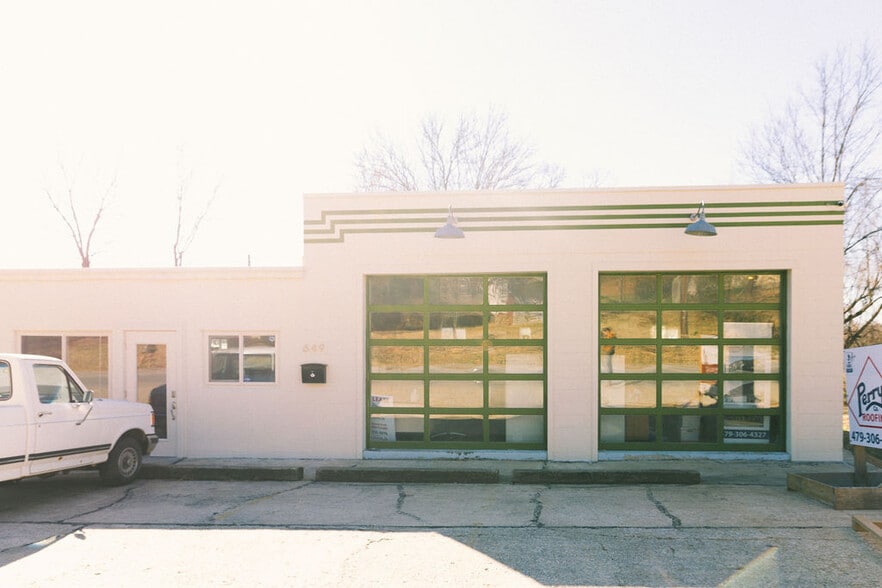More Photos Of 649 E Huntsville Rd, Fayetteville Office For Lease