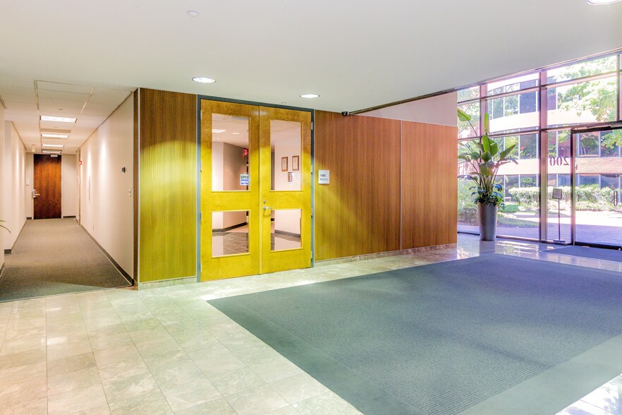 More Photos Of 1080 Holcomb Bridge Rd, Roswell Office Residential For Lease