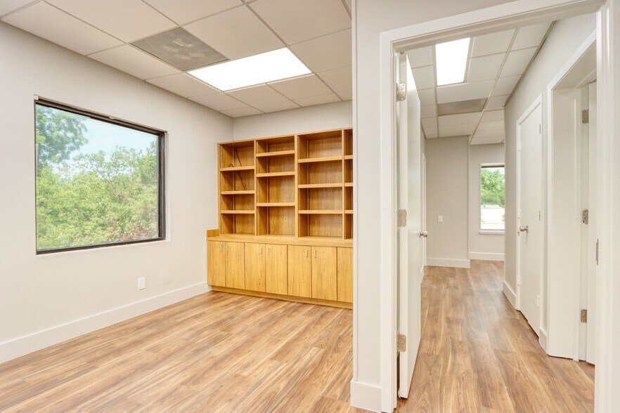 More Photos Of 1717 N Garrett Ave, Dallas Medical For Sale