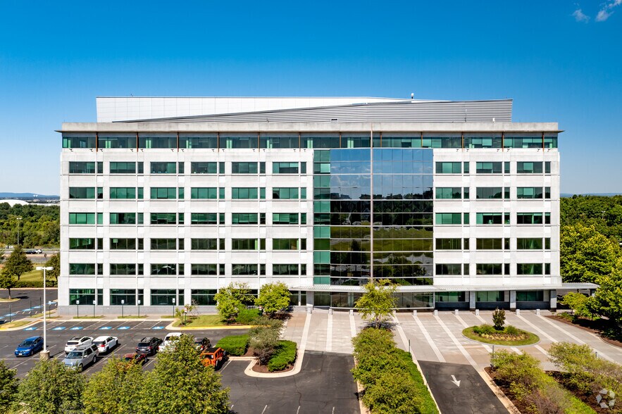 More Photos Of 21000 Atlantic Blvd, Dulles Town Center Office For Lease