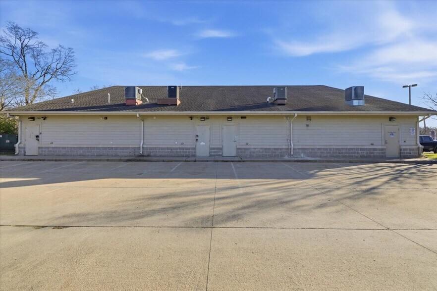 More Photos Of 1860 Madison Ave, Council Bluffs Office For Sale