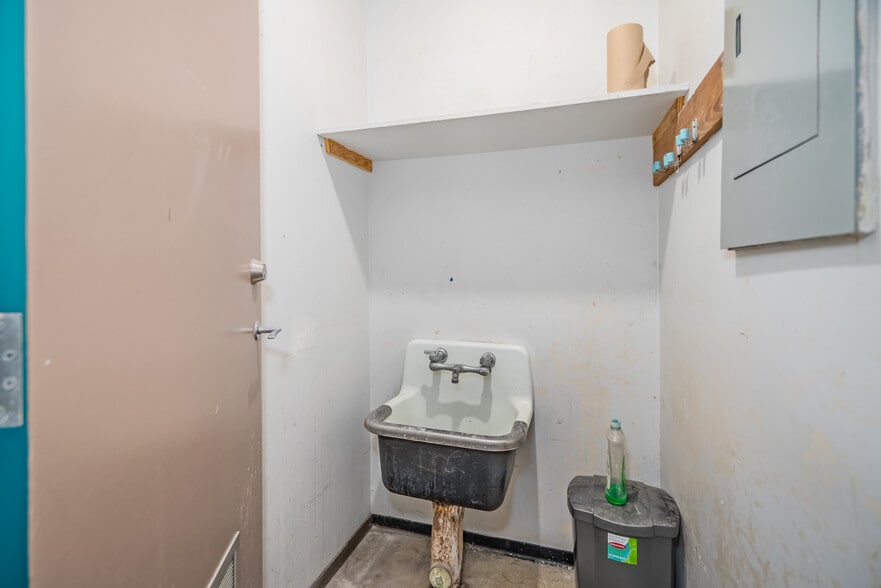 More Photos Of 3455 Victoria Dr, Vancouver Office For Lease