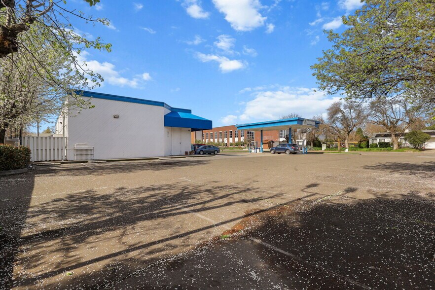 More Photos Of 1715 Walnut St, Red Bluff Service Station For Sale