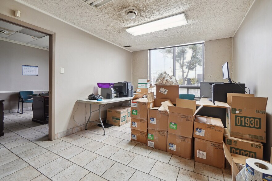 More Photos Of 9820 Boul Ray-Lawson, Montréal Warehouse For Sale