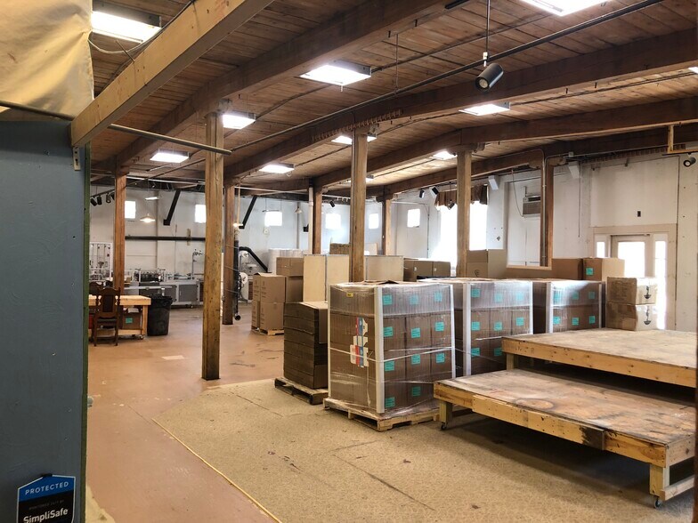 More Photos Of 43-45 Sturbridge Rd, Charlton Manufacturing For Lease