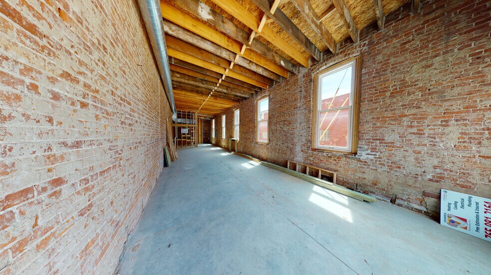 More Photos Of 231-237 S Wabash St, Wabash Storefront Retail Office For Sale