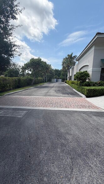 More Photos Of 610-628 SE Central Pky, Stuart Medical For Lease