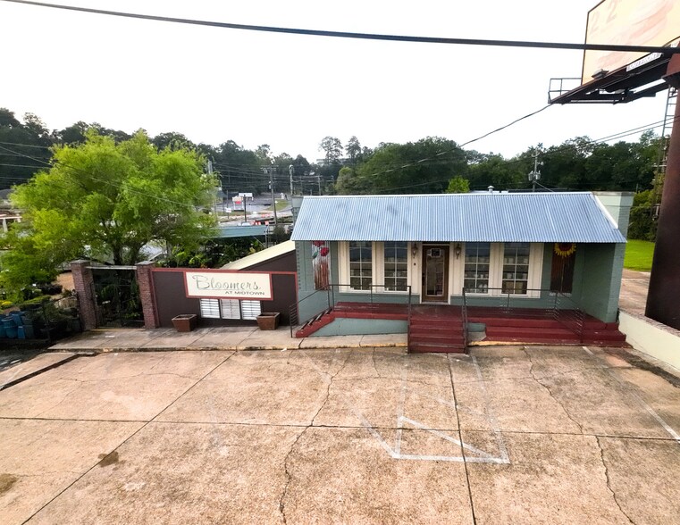 More Photos Of 1210 13th St, Columbus Garden Center For Sale