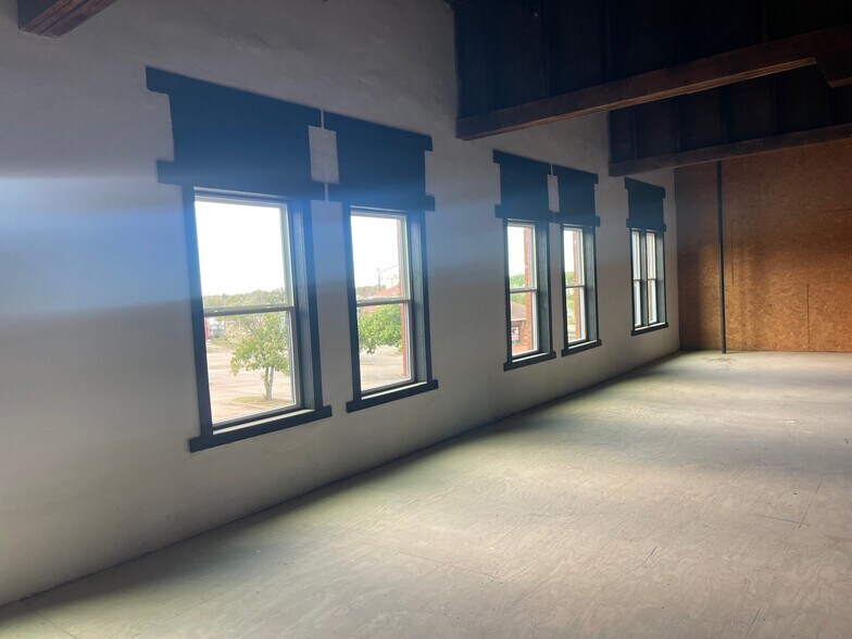 More Photos Of 324 W Oklahoma Ave, Guthrie Storefront Retail Residential For Lease
