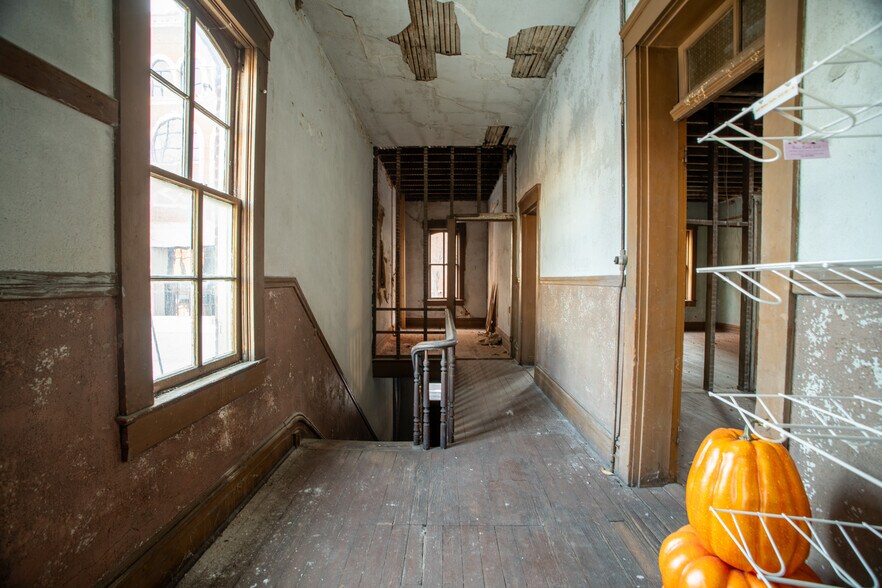 More Photos Of 217 W Main St, Washington General Retail For Sale