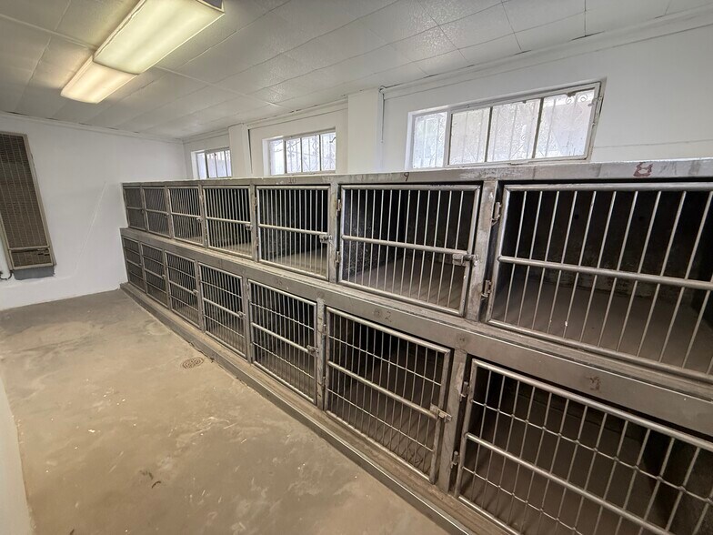 More Photos Of 7184 Alameda Ave, El Paso Veterinarian Kennel For Sale