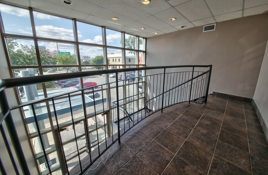 More Photos Of 1144 Rue Saint-Laurent O, Longueuil Medical For Sale