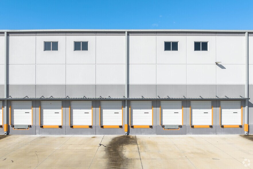 More Photos Of 2727 Henderson Way, Plant City Distribution For Lease