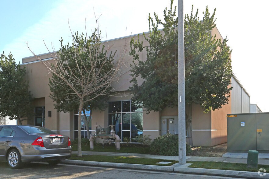 More Photos Of 7123 W Pershing Ct, Visalia Warehouse For Lease