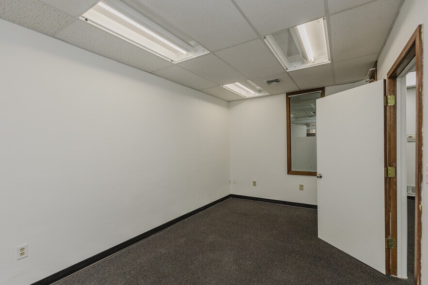 More Photos Of 724 N Main St, Newton Storefront For Sale