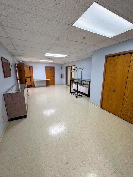 More Photos Of 2002 2nd St SW, Rochester Storefront Retail Office For Sale