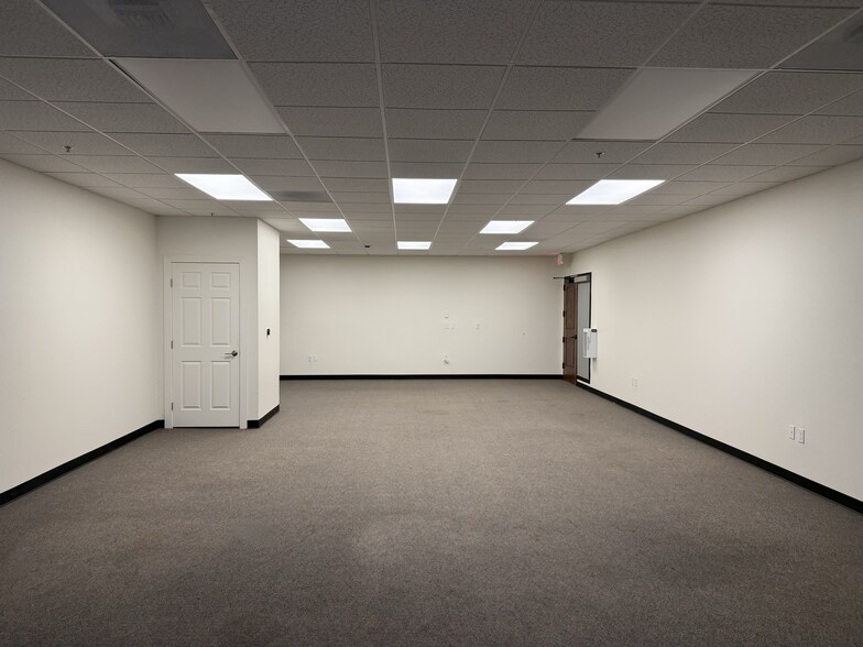More Photos Of 1414 E F St, Oakdale Office For Sale