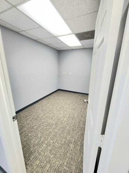 More Photos Of 912 W Randol Mill Rd, Arlington Office For Lease