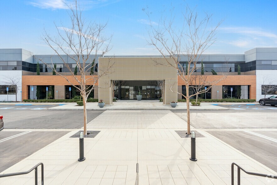 More Photos Of 924 Overland Ct, San Dimas Office For Lease