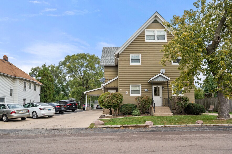 More Photos Of 304 Hankes Ave, Aurora Apartments For Sale