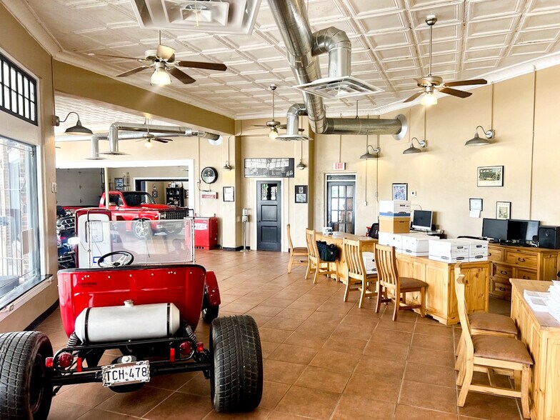 More Photos Of 1305 S 1st St, Abilene General Retail For Sale