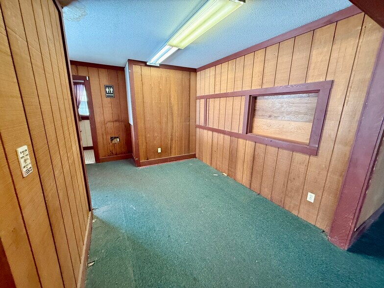 More Photos Of 524 Main St S, Woodbury Garden Center For Lease