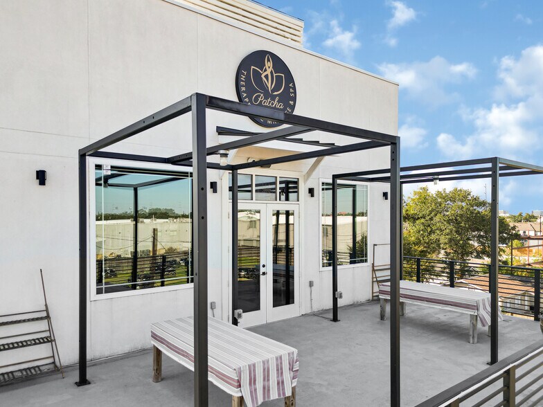 More Photos Of 1511 W 12th St, Houston Office For Sale