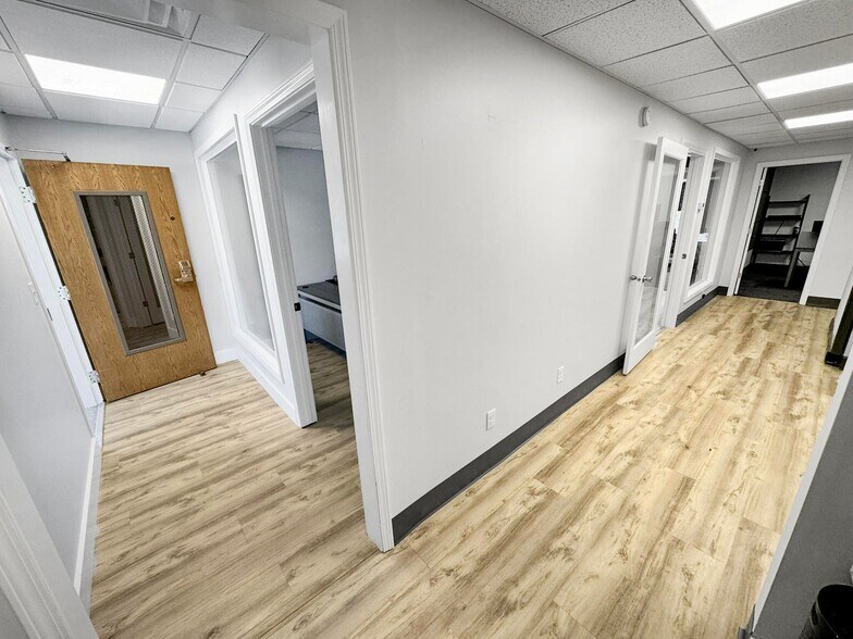 More Photos Of 225 Aberdeen Dr, Valparaiso Office For Sale