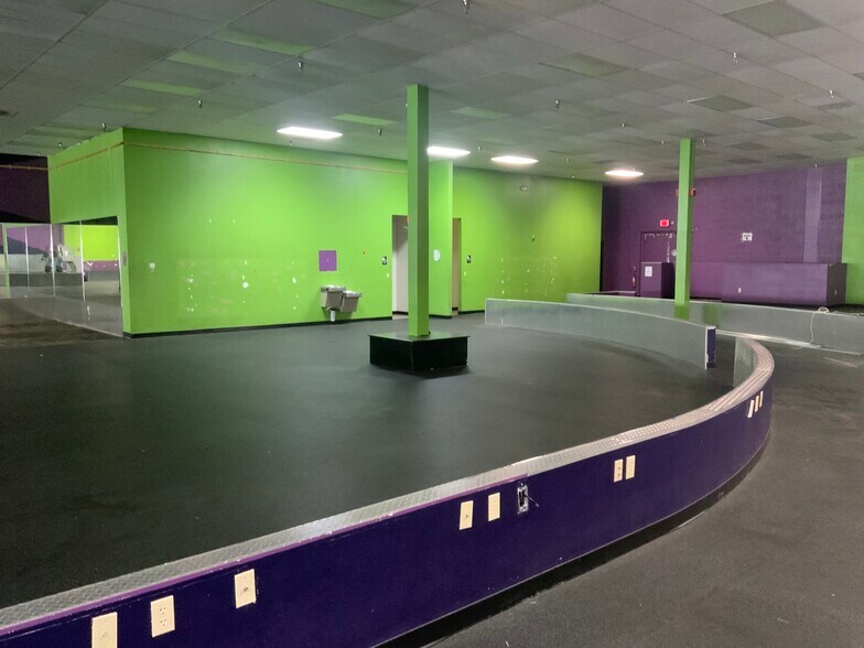 More Photos Of 6095-6125 9th Ave N, Saint Petersburg Unknown For Lease