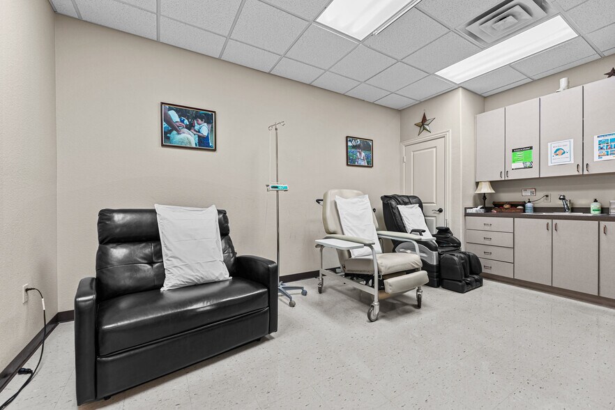 More Photos Of 1115 Kinwest Pky, Irving Medical For Lease