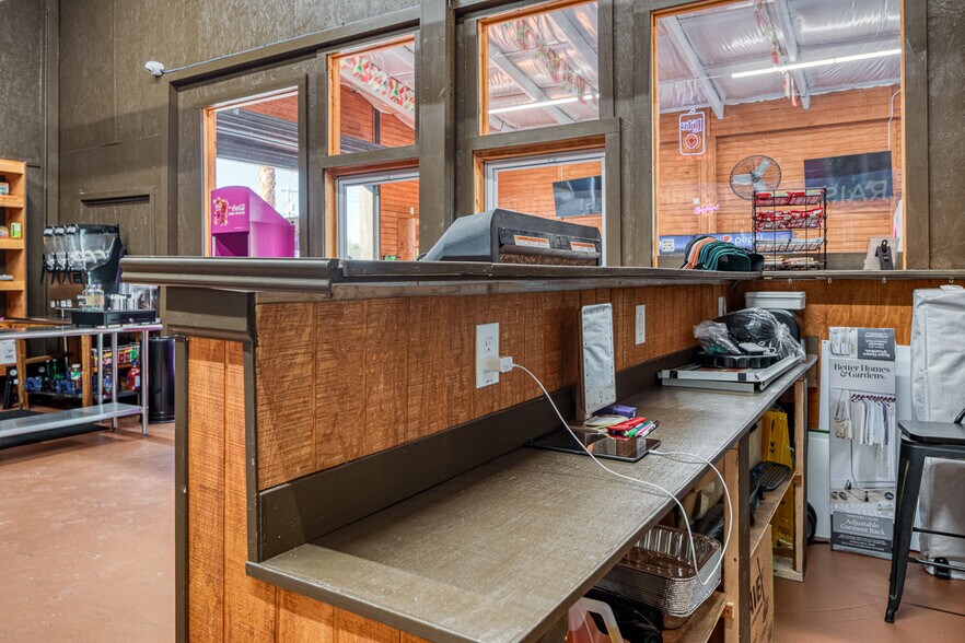 More Photos Of 607 W Gibbs St, Del Rio General Retail For Sale