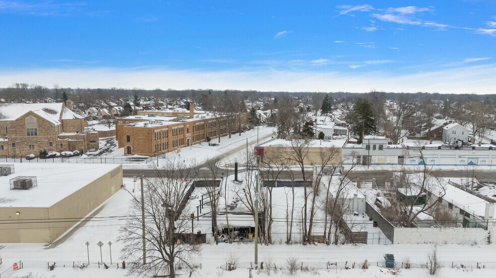 More Photos Of 16387–16395 Harper ave @ Harper Ave and Whittier Ave, Detroit Bar For Sale