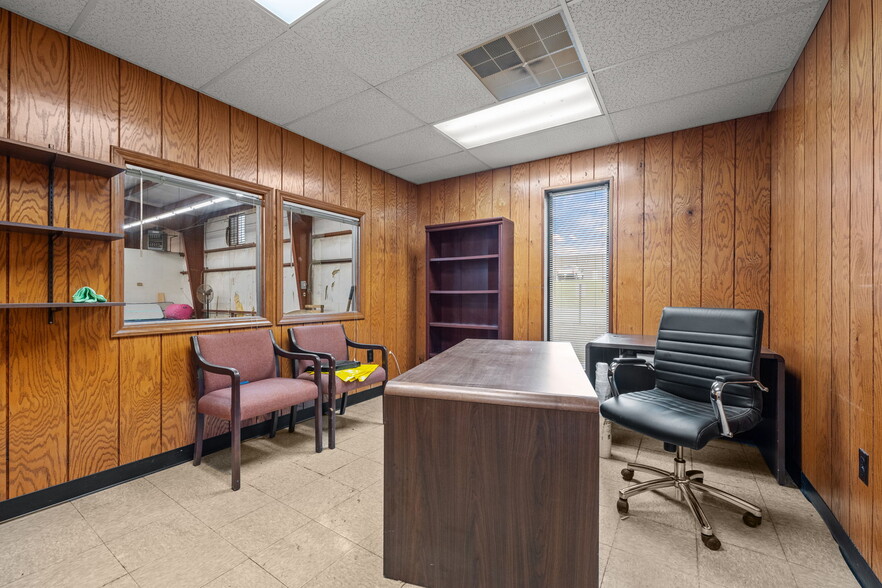 More Photos Of 2245 A Air Park Dr, Burlington Warehouse For Lease