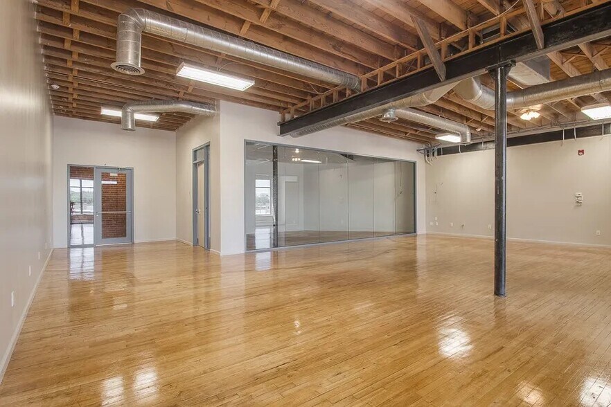 More Photos Of 1625-1627 Oak St, Kansas City Storefront Retail Office For Lease