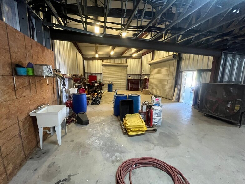 More Photos Of 800 County Road 257, Liberty Hill Warehouse For Lease