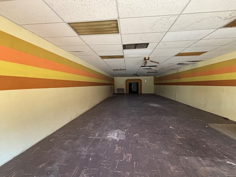 More Photos Of 122 Oak St, Sweetwater Storefront For Sale