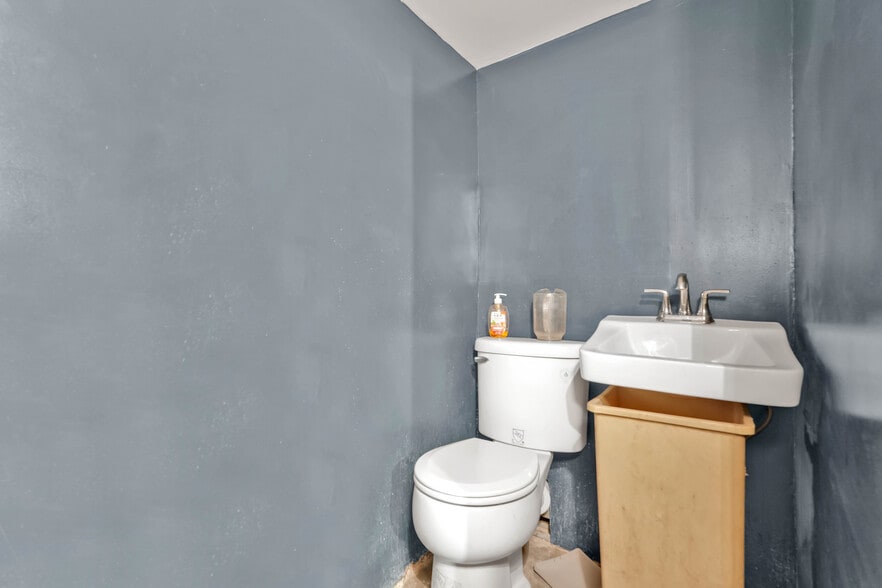 More Photos Of 5224 35th St, Long Island City Light Distribution For Sale
