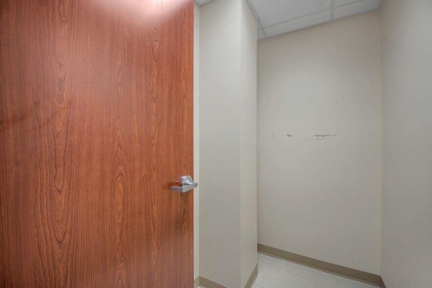 More Photos Of 21 Laurel Ave, Cornwall Medical For Lease