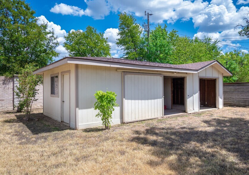 More Photos Of 1702 Lone Oak Dr, Leander Flex For Sale