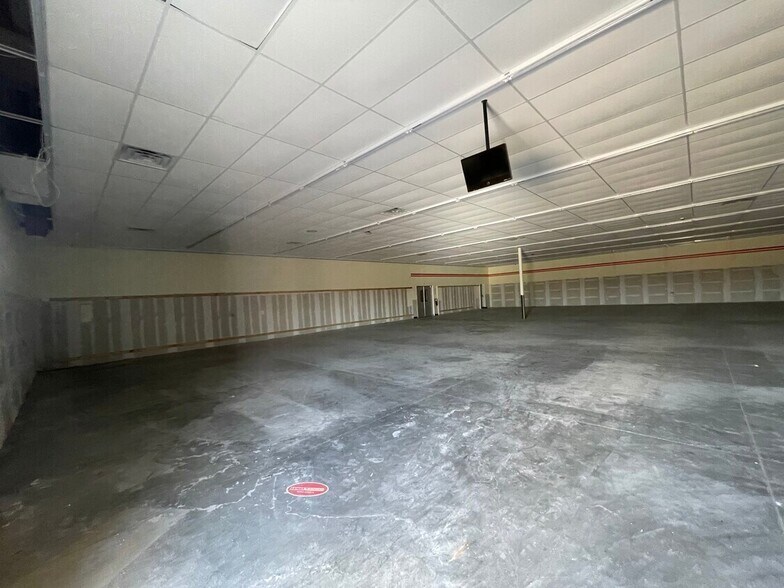 More Photos Of 5603 County Rd 286, Sargent Freestanding For Lease