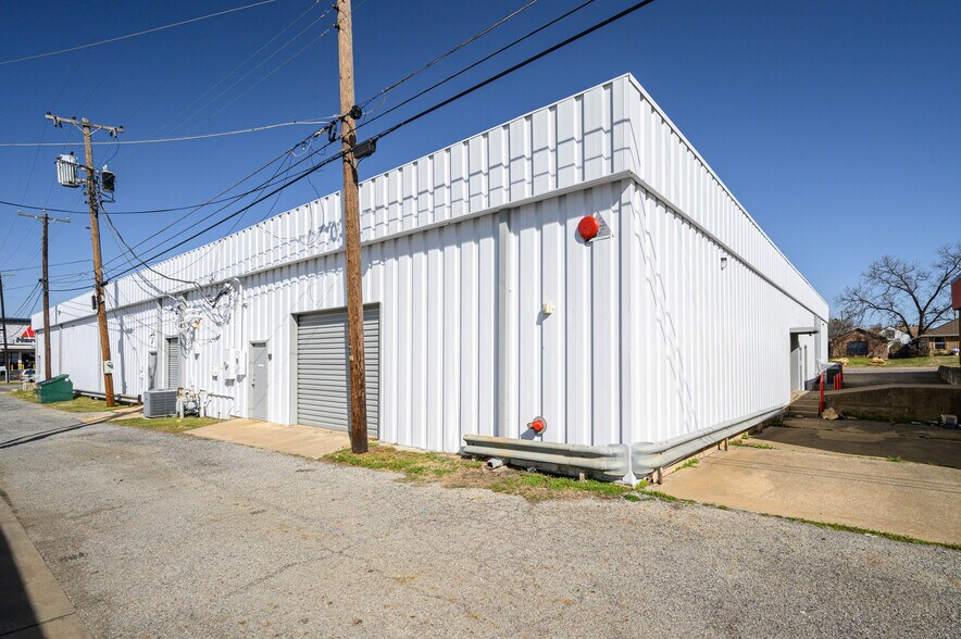 More Photos Of 200 S Armstrong Ave, Denison Storefront For Sale
