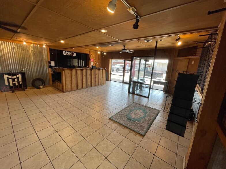 More Photos Of 433 S Main St, Swainsboro Showroom For Sale