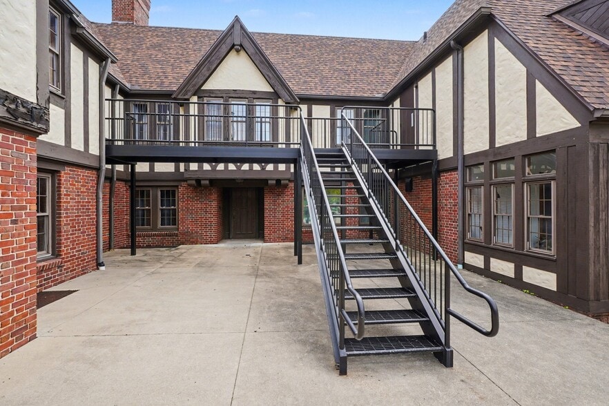 More Photos Of 302 N Trumbull St, Bay City Hotel For Sale