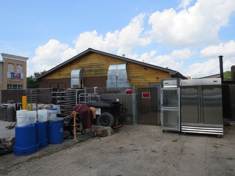 More Photos Of 24725 W Eames St, Channahon Veterinarian Kennel For Sale