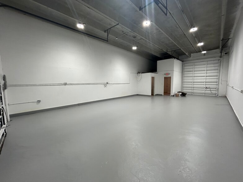 More Photos Of 1241-1251 N Dixie Hwy, Pompano Beach Warehouse For Lease