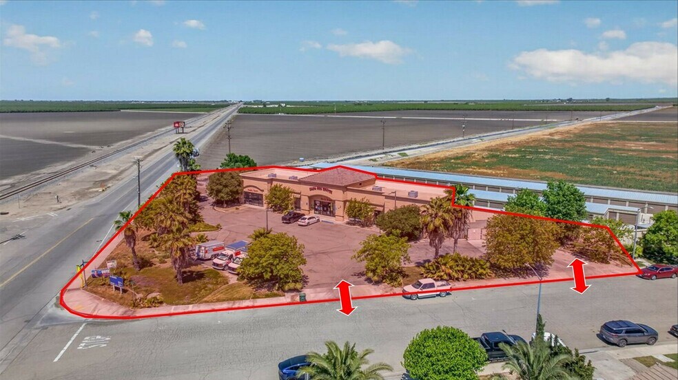 More Photos Of 8339 W Elm Ave, San Joaquin General Retail For Lease