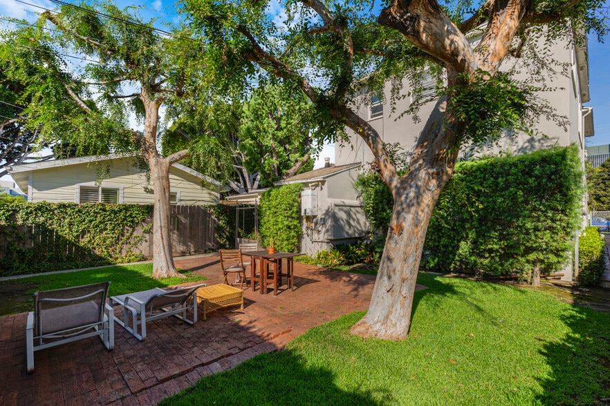More Photos Of 2440 Arizona Ave, Santa Monica Apartments For Sale