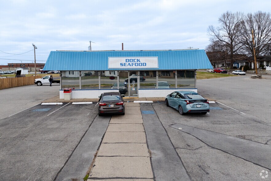 More Photos Of 199 E Hwy 60, Pekin Bar For Sale