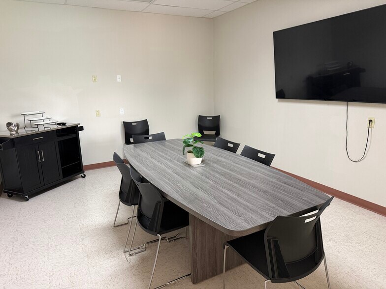 More Photos Of 445 Pan American Dr, El Paso Warehouse For Lease