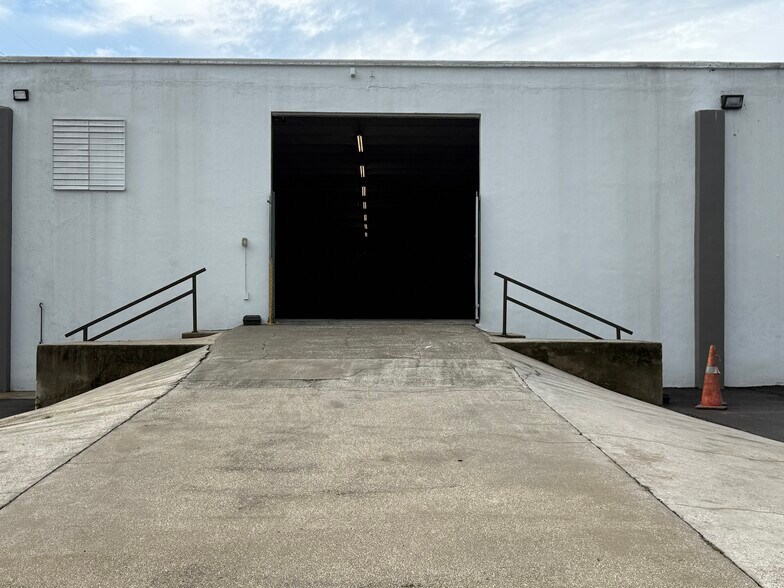 More Photos Of 12388 Starkey Rd, Largo Warehouse For Lease